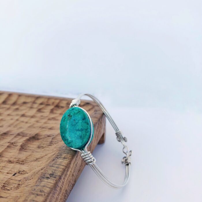 bracelet en argent avec une pierre de chysocolle