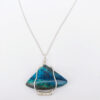 Photo de détail du collier avec une pierre triangulaire de chrysocolle