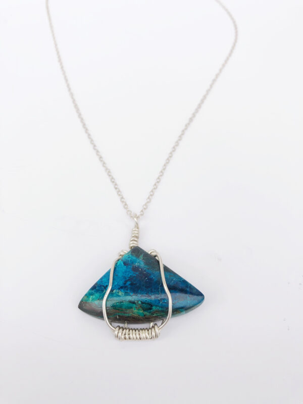 Photo de détail du collier avec une pierre triangulaire de chrysocolle