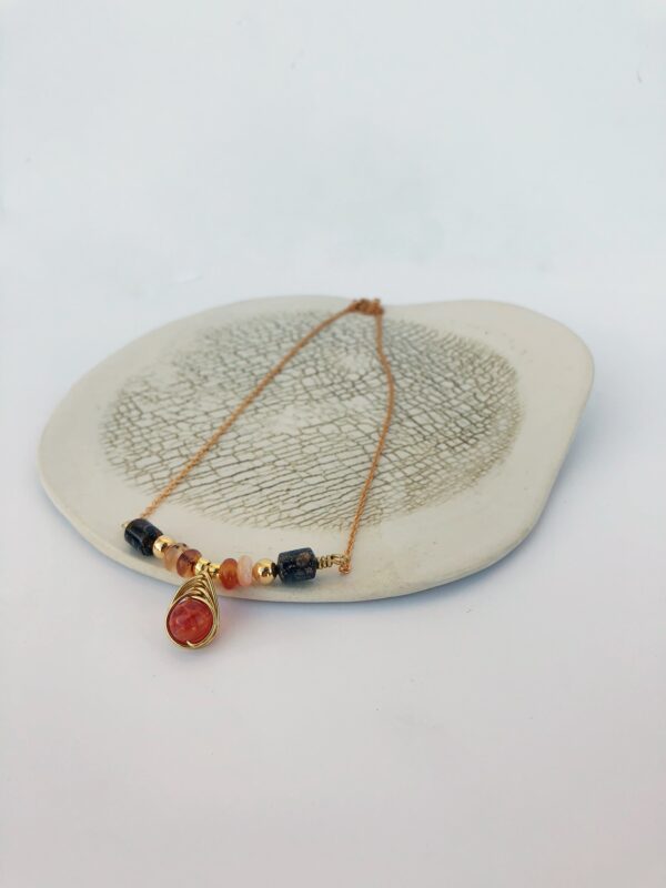 collier avec plusieurs pierres semi précieuses