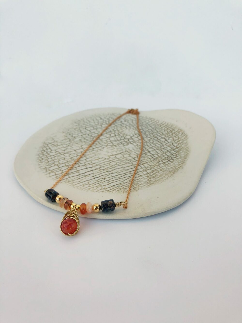 collier avec plusieurs pierres semi précieuses