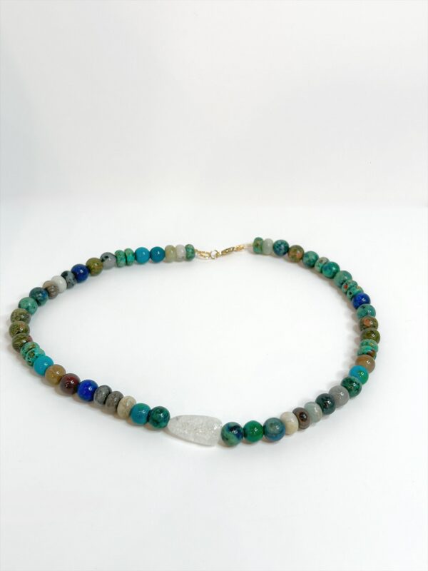 collier avec perles de couleur vert et bleu