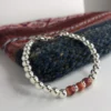 Bracelet en argent sur un tissu blue