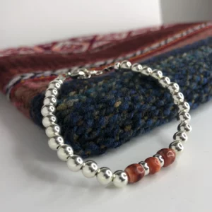 Bracelet en argent sur un tissu blue