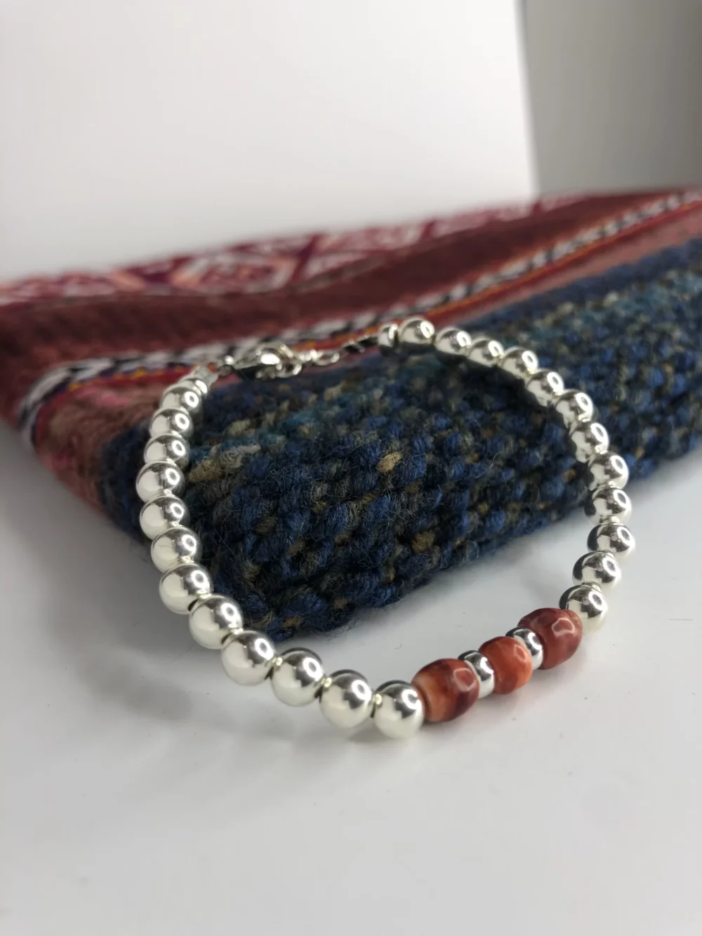 Bracelet en argent sur un tissu blue
