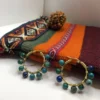 Boucles d’oreilles avec des pierres blue vertes