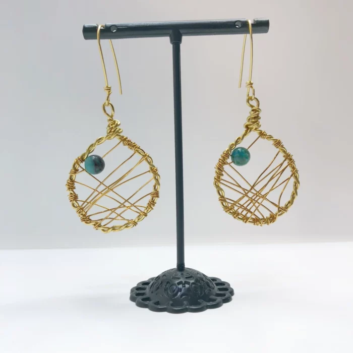 Boucles d’oreilles dorées avec une pierre verte