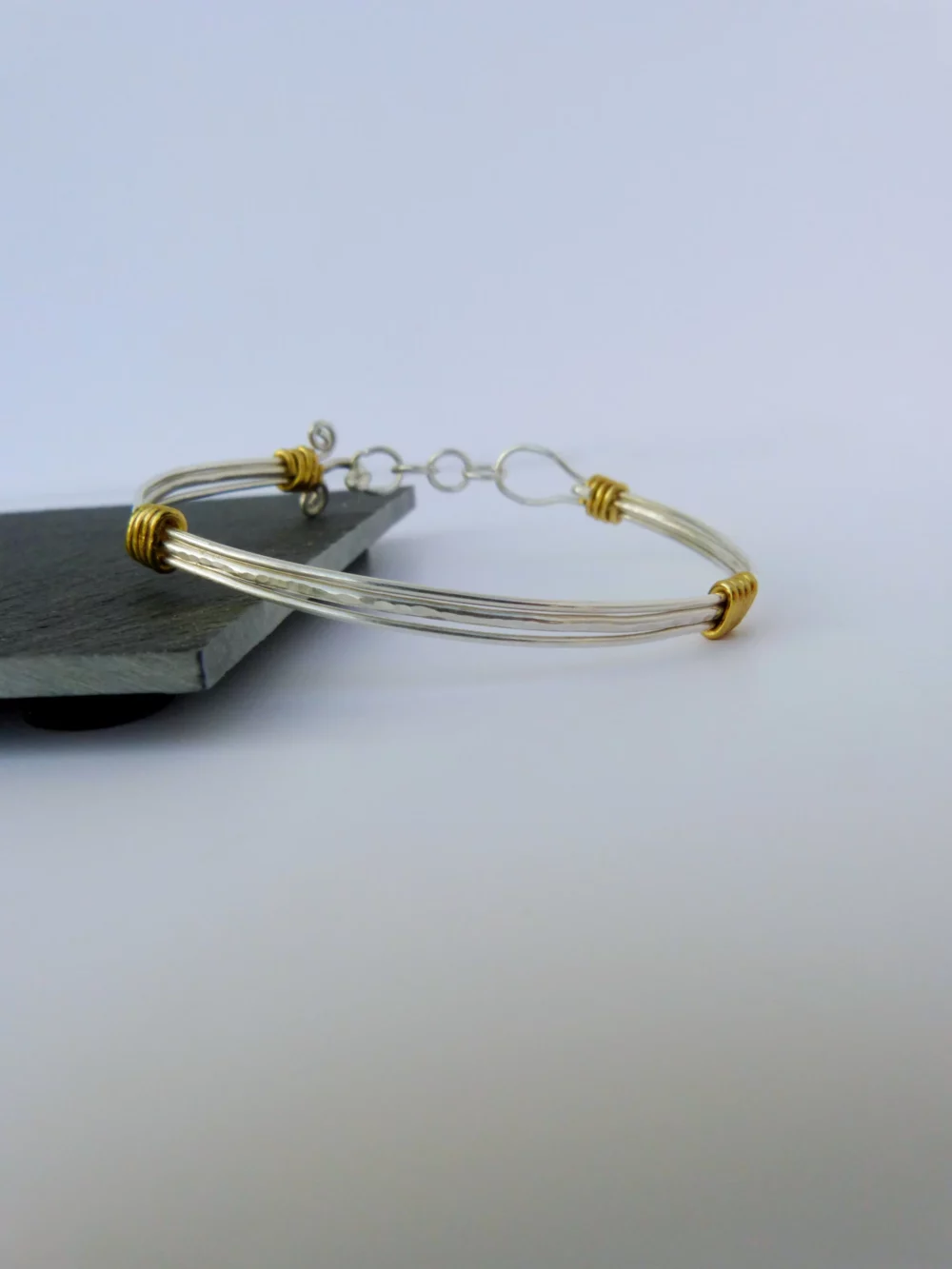 Bracelet en argent avec des détails dorés
