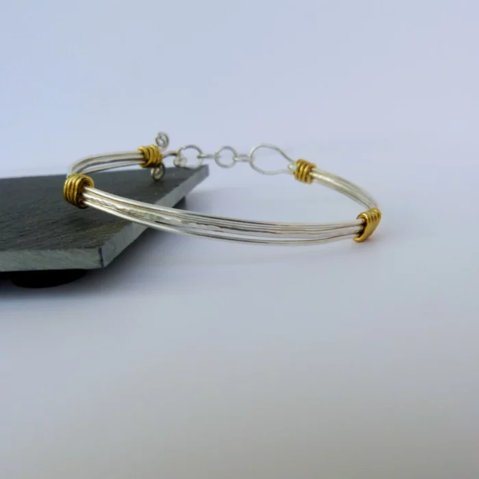 Bracelet en argent avec des détails dorés