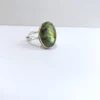 Bague avec une pierre de labradorite