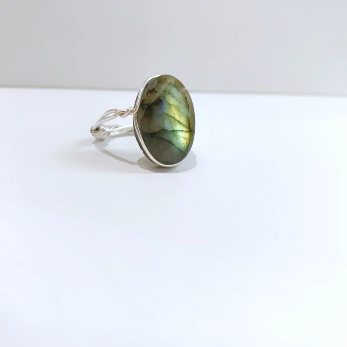 Bague avec une pierre de labradorite