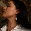 Arianna Nava portant boucles d'reilles en argent
