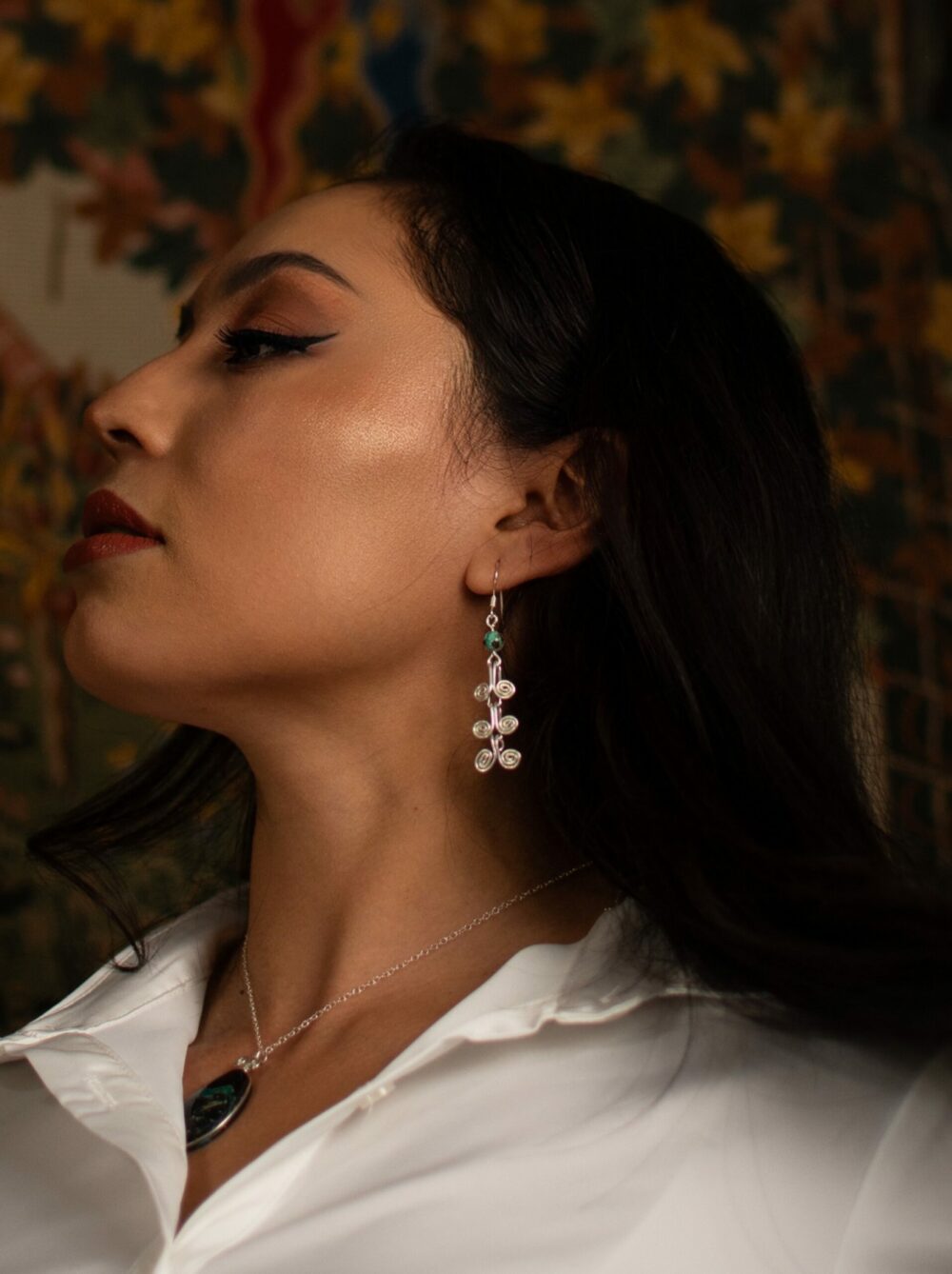 Arianna Nava portant boucles d'reilles en argent