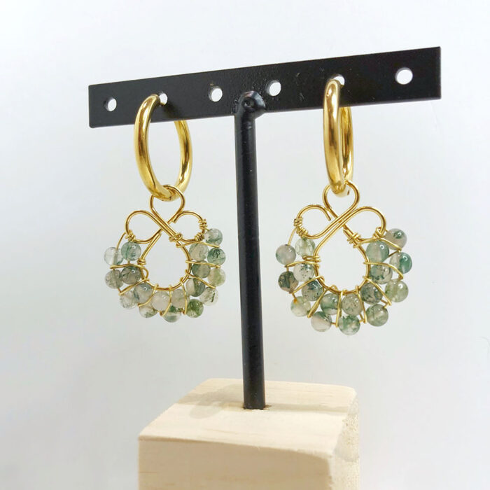 boucles dorées avec pierres vertes