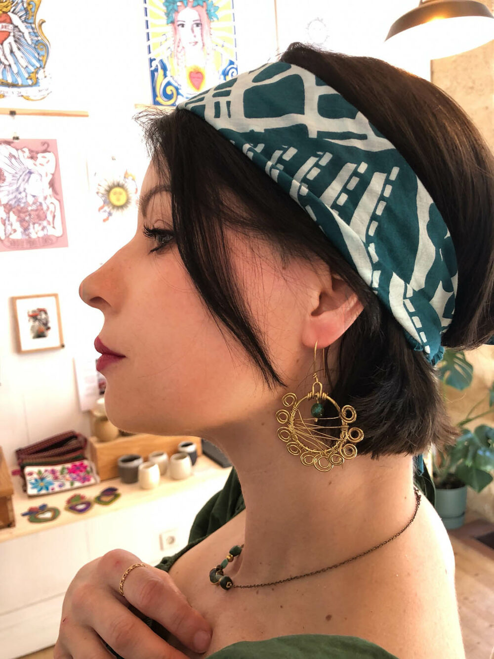 Modèle portant bijoux