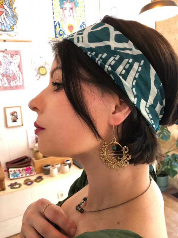 Modèle portant bijoux