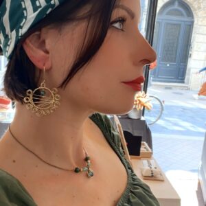 Modèle portant les bijoux