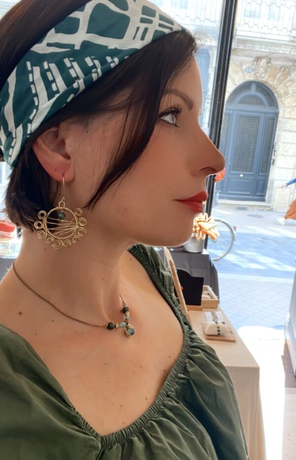 Modèle portant les bijoux