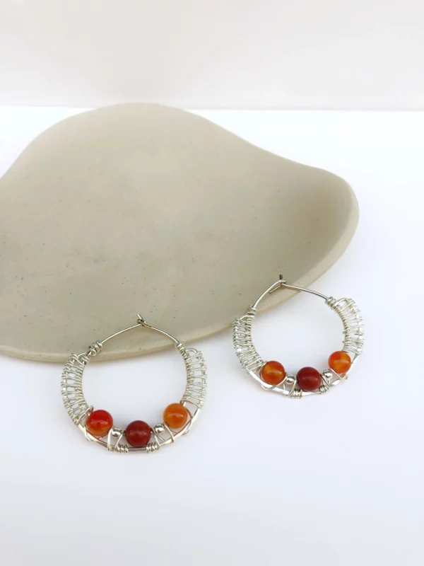 Boucles d’oreilles avec pierres rouges