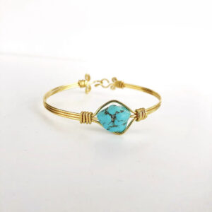 Bracelet doré avec une pierre turquoise