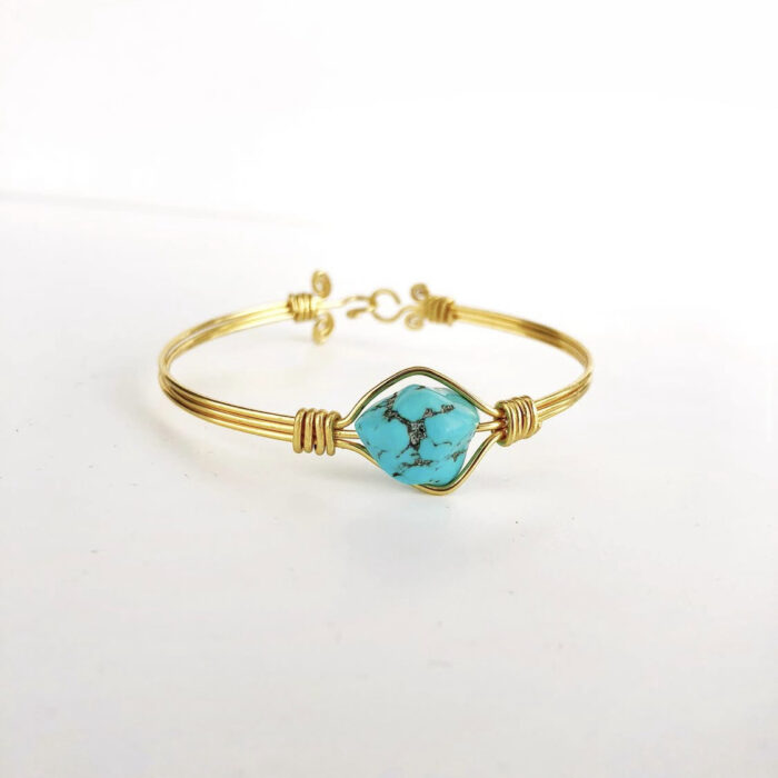 Bracelet doré avec une pierre turquoise