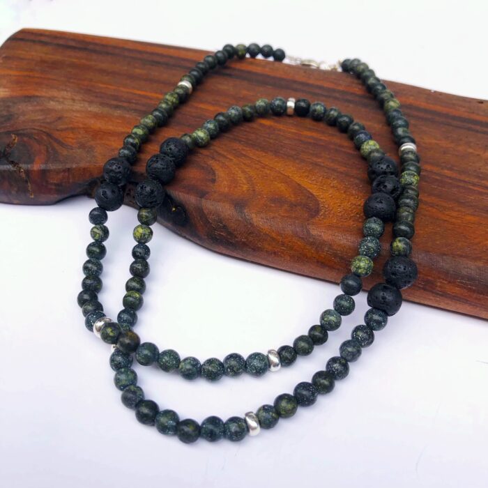 Photo bracelet collier avec pierres vert olive