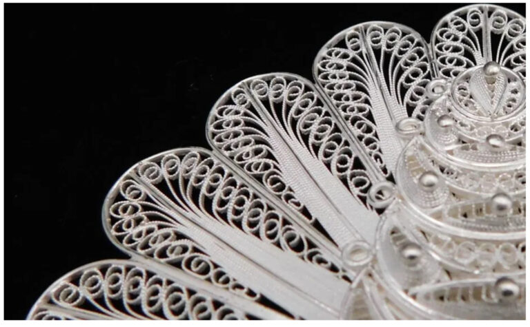 détail d'un bijou en filigrane d'argent