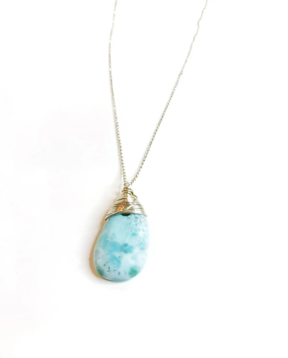 Collier avec une pierre roulée de Larimar