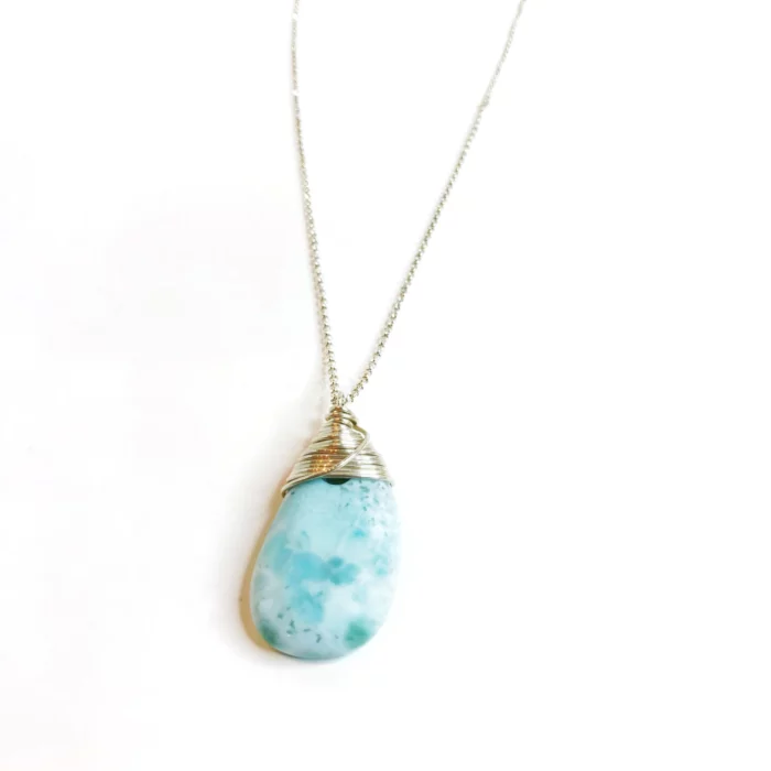 Collier avec une pierre roulée de Larimar