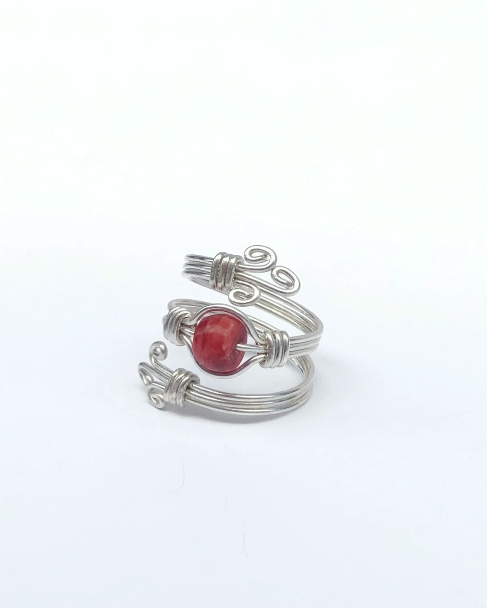 Bague argentée avec une pierre rouge