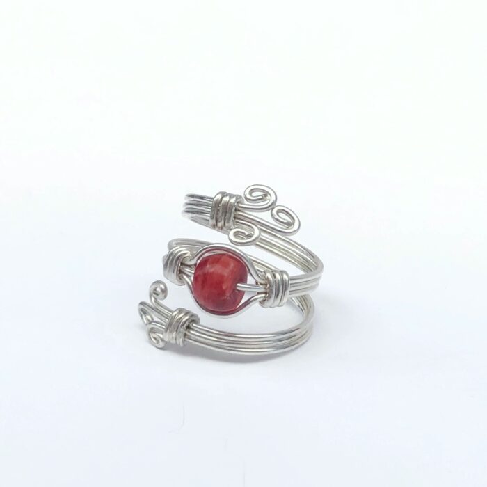 Bague argentée avec une pierre rouge