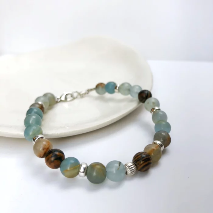 Bracelet avec petites perles de calcite bleue