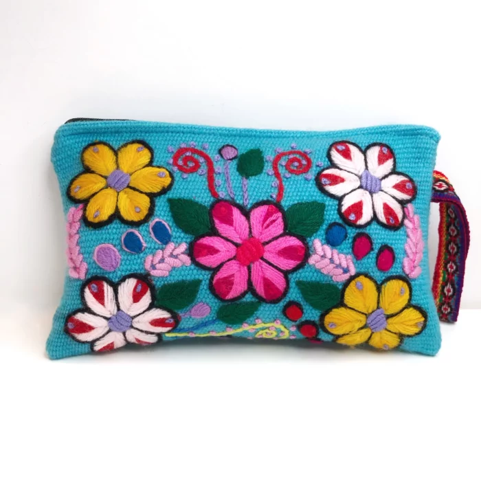 Pochette turquoise brodée avec des fleurs de couleur