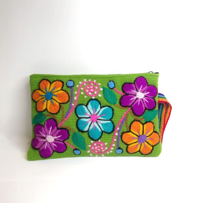 Pochette verte brodée avec des fleurs colorées