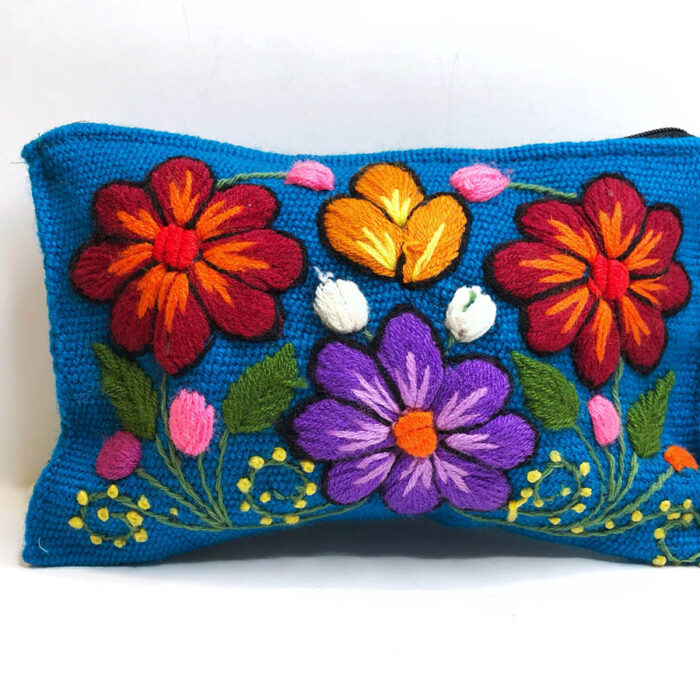 Pochette blue brodée avec des fleurs de couleurs