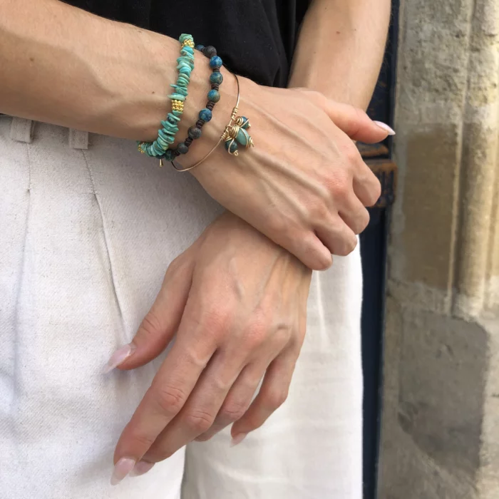 Détail des mains de femme portant des bracelets