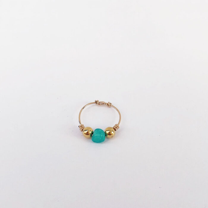 bague fine dorée avec une pierre d'amazonite