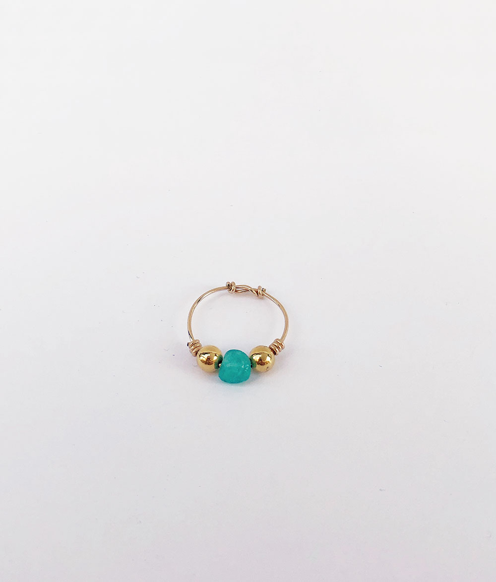 bague fine dorée avec une pierre d'amazonite
