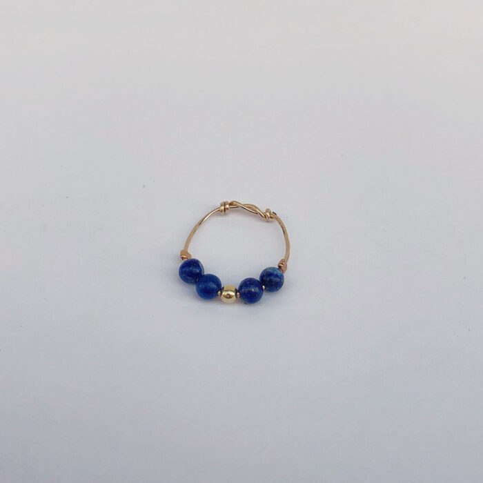 Bague fine dorée avec pierres de lapis lazuli