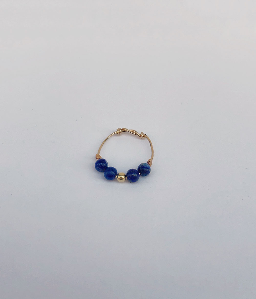 Bague fine dorée avec pierres de lapis lazuli