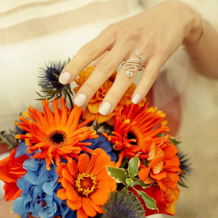 Main de femme et fleurs