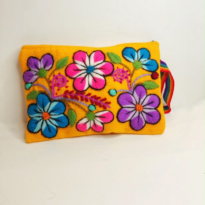Pochette jaune brodée avec des fleurs colorées
