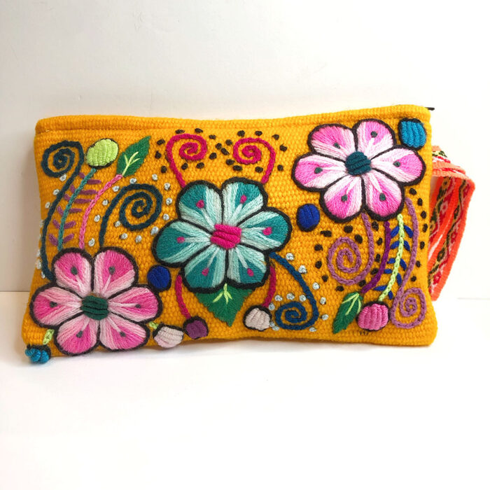pochette jaune avec fleures brodées
