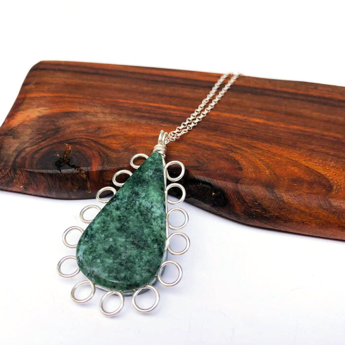 Collier avec une pierre de jade verte en forme de goute