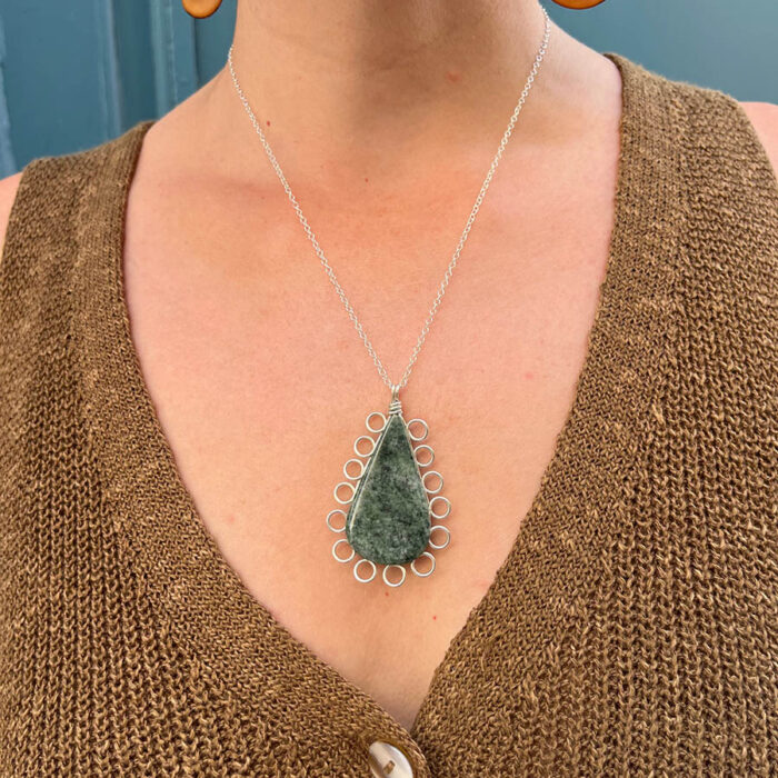 Femme portant un collier avec une pierre de jade