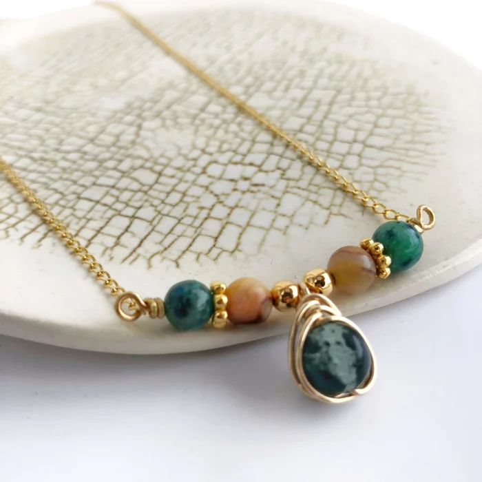 Collier doré avec des pierres vertes et jaunes
