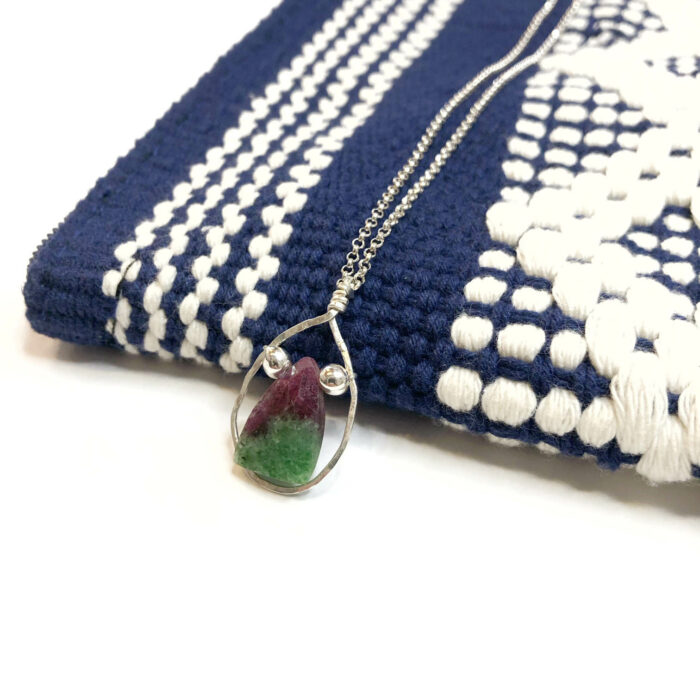 Détail de collier avec une pierre de zoïsite