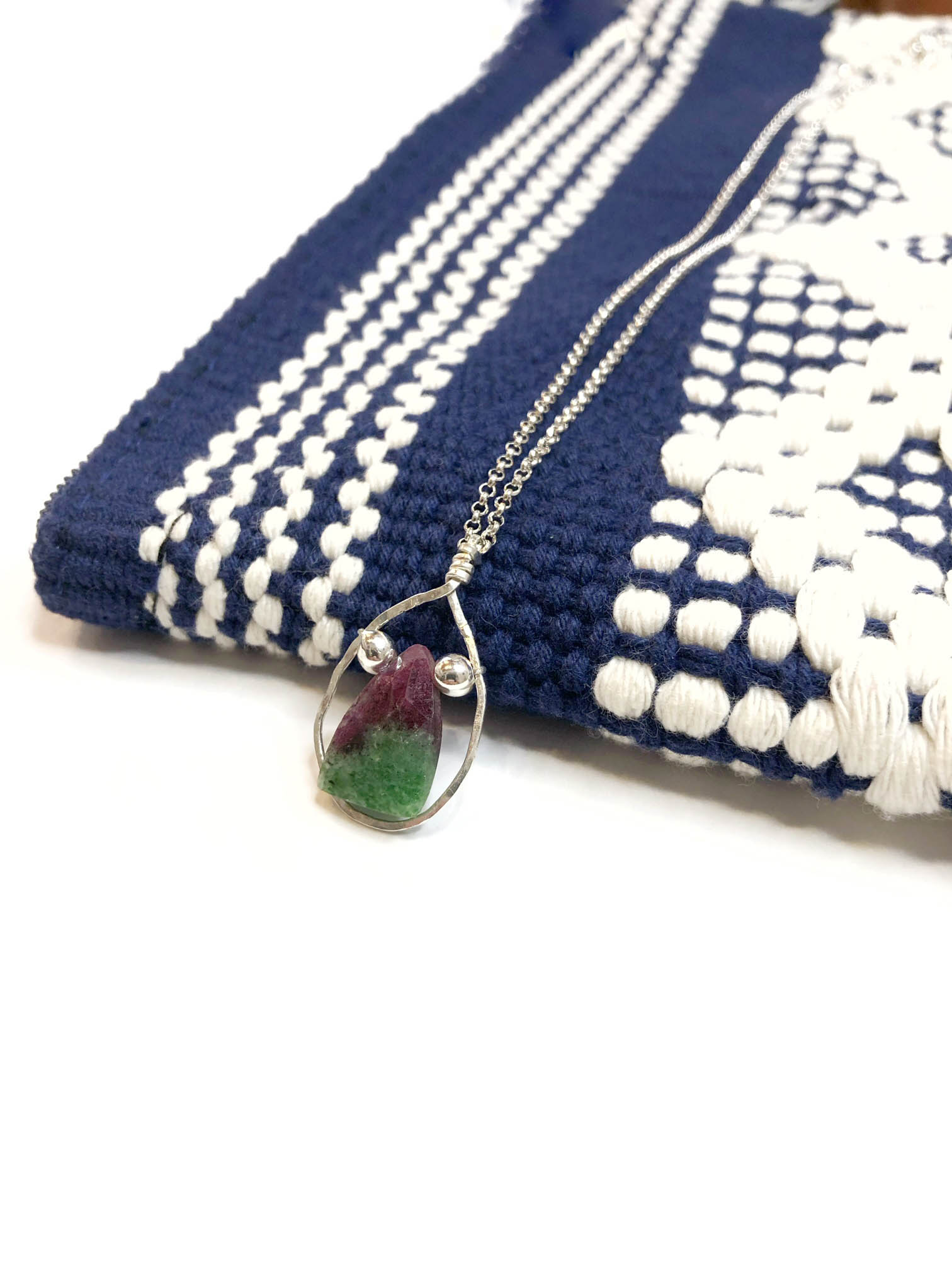 Détail de collier avec une pierre de zoïsite