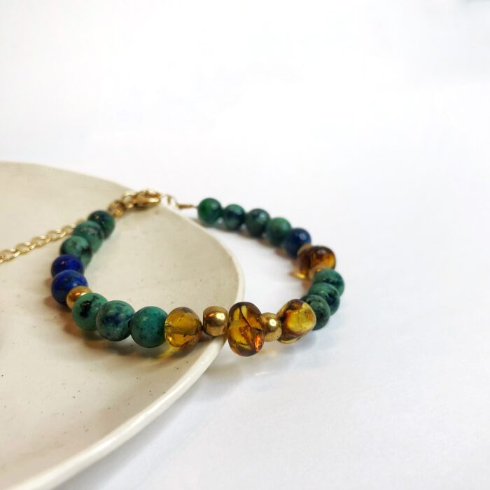 bracelet avec pierres rondes vertes et dorées