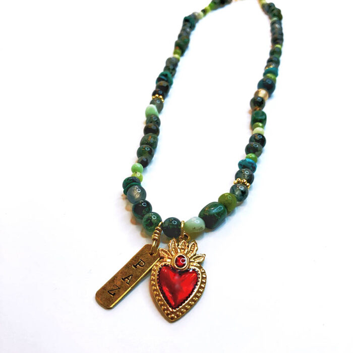 Collier avec perles vertes et un pendentif cœur